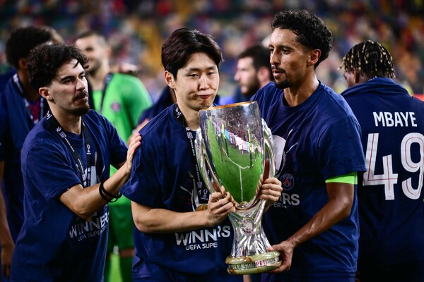 ▲ 파리 생제르맹이 이강인의 만회골을 앞세워 토트넘 홋스퍼에 승부차기로 이기고 유럽축구연맹 슈퍼컵 우승을 차지했다.  ⓒ연합뉴스/REUTERS/AP/AFP