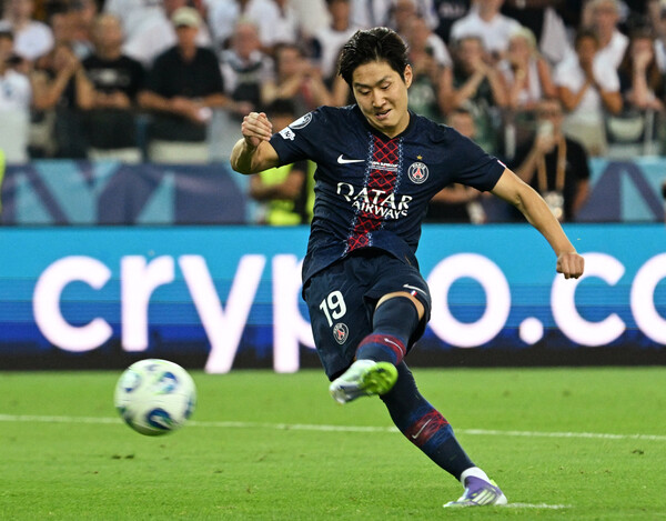 ▲ 파리 생제르맹이 이강인의 만회골을 앞세워 토트넘 홋스퍼에 승부차기로 이기고 유럽축구연맹 슈퍼컵 우승을 차지했다.  ⓒ연합뉴스/REUTERS/AP