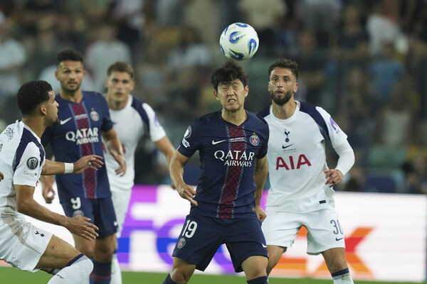 ▲ 파리 생제르맹이 이강인의 만회골을 앞세워 토트넘 홋스퍼에 승부차기로 이기고 유럽축구연맹 슈퍼컵 우승을 차지했다.  ⓒ연합뉴스/REUTERS/AP