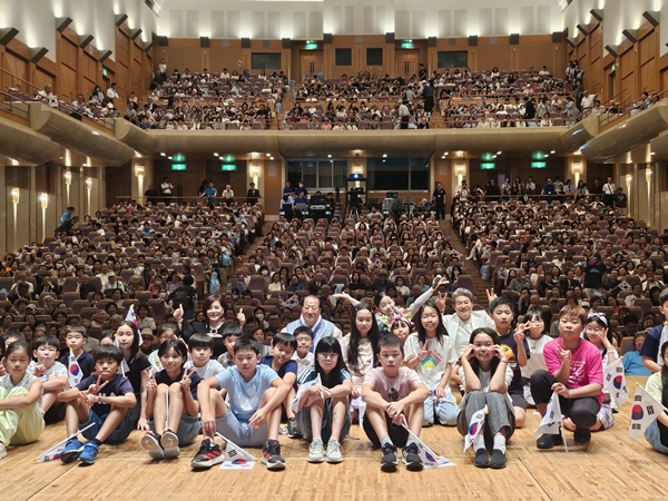 ▲ 지난 15일 일본 도쿄 고토 공회당에서 열린 ‘80주년 광복절 중앙기념식’에 진성 한혜진 이수연이 참석했다. 제공|토탈셋