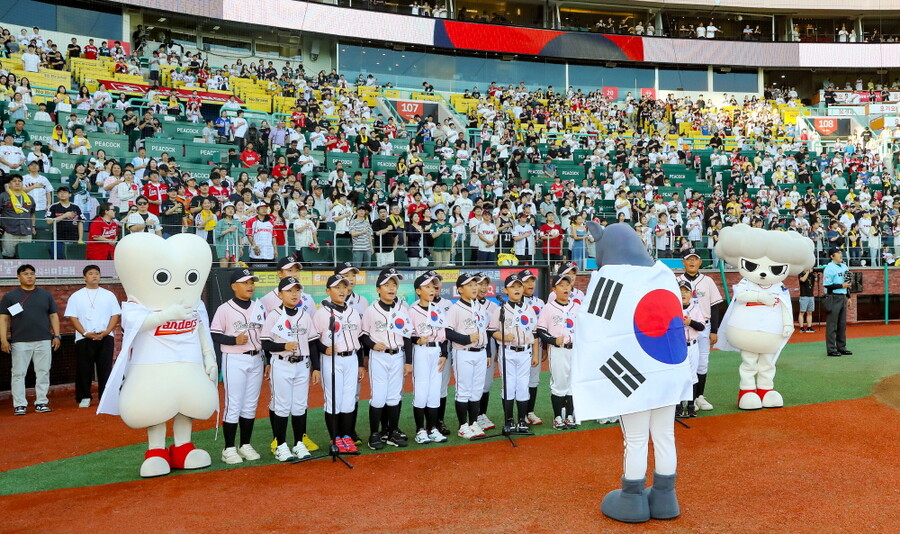 SSG, 광복 80주년 기념 특별 행사 진행 "태극기의 의미 되새기는 뜻깊은 시간"
