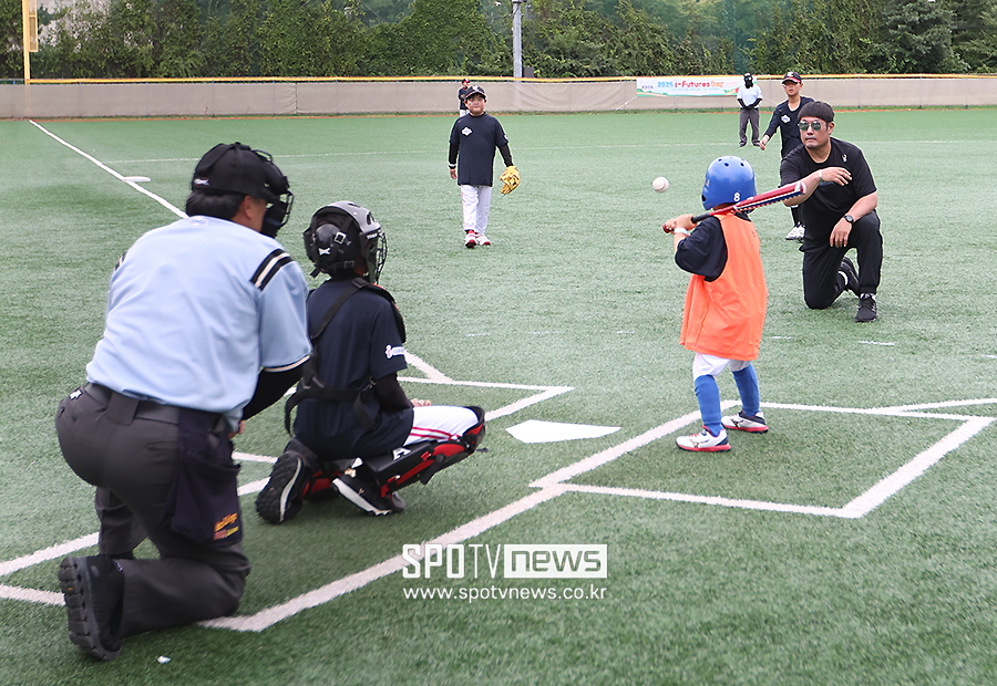 [포토S] 최준석, '유소년 선수에게 공 던져주며'