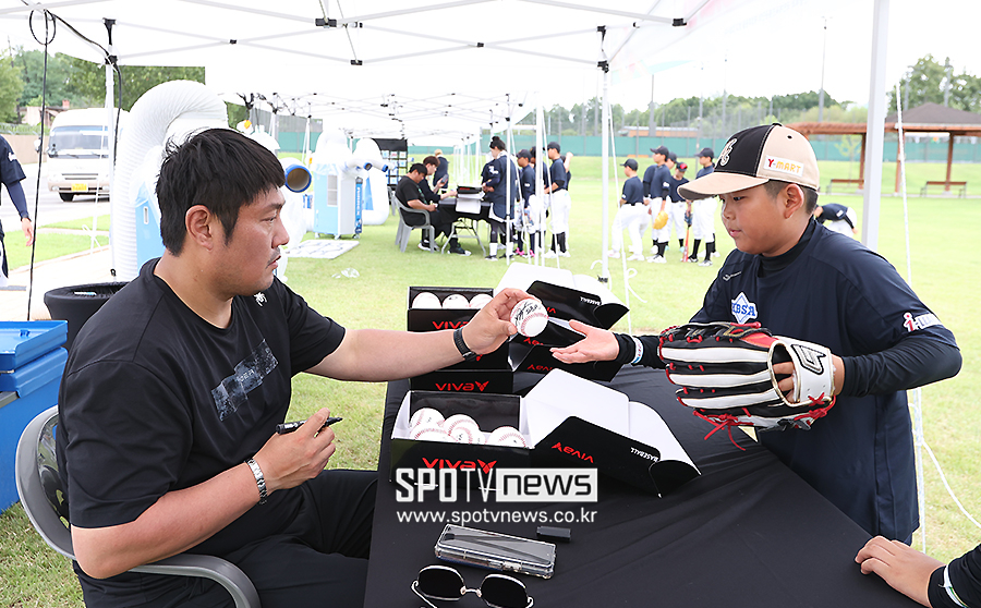 [포토S] 사인해 주는 최준석