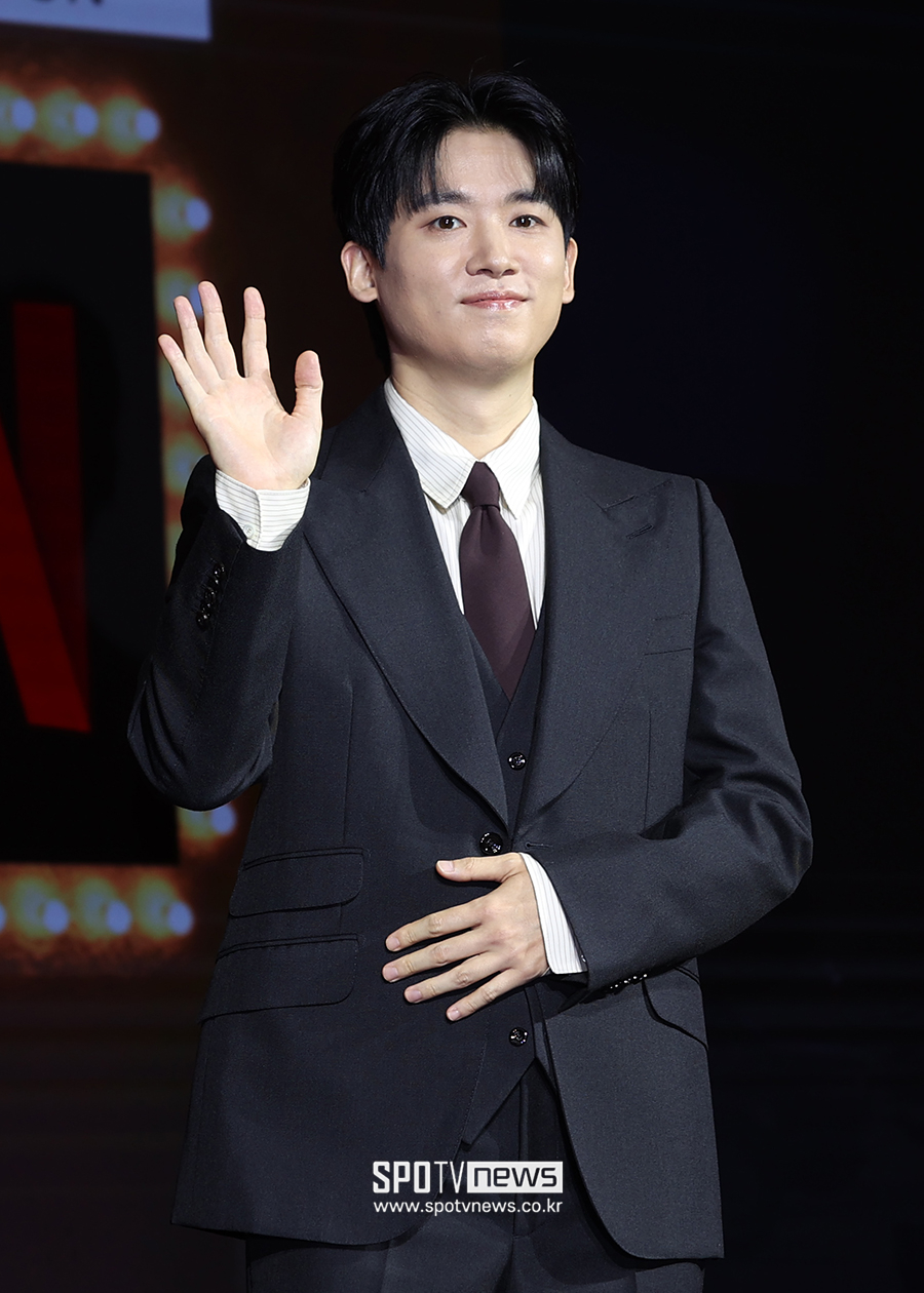[포토S] 조현철, 젠틀한 손인사