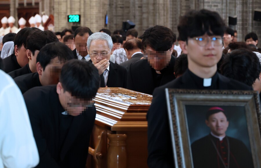 유경촌 주교 장례미사…유인촌 전 장관, 동생 마지막 길 지켰다