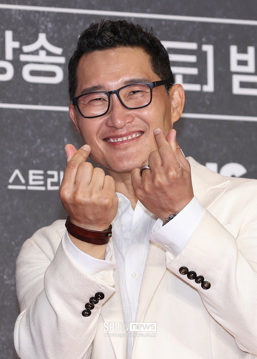[포토S] 대니얼 대 킴, 'K-하트 발사'