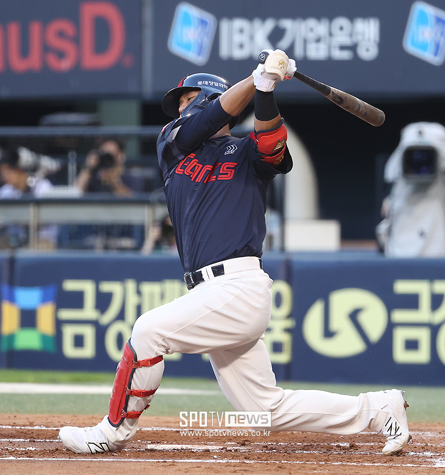 [포토S] 헛스윙 삼진 당하는 김민성