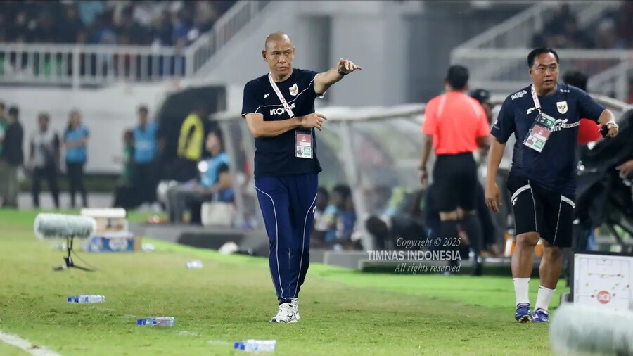 ▲ 신태용 울산 HD 감독이 인도네시아 축구대표팀을 이끌 때 수석코치로 보좌한 노바 아리안토(사진)는 '신태용 우등생'으로 꼽힌다. 현재 인도네시아 17세 이하(U-17) 대표팀을 이끄는 수장인데 오는 11월 카타르 알라이얀에서 열리는 2025 국제축구연맹(FIFA) U-17 월드컵에서 선전을 위해 구슬땀을 흘리고 있다. ⓒ '볼라' 홈페이지 갈무리