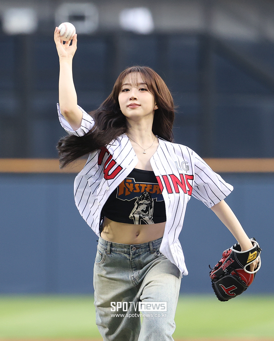[포토S] 엔믹스 해원, 복근 뽐내며 완벽 시구!