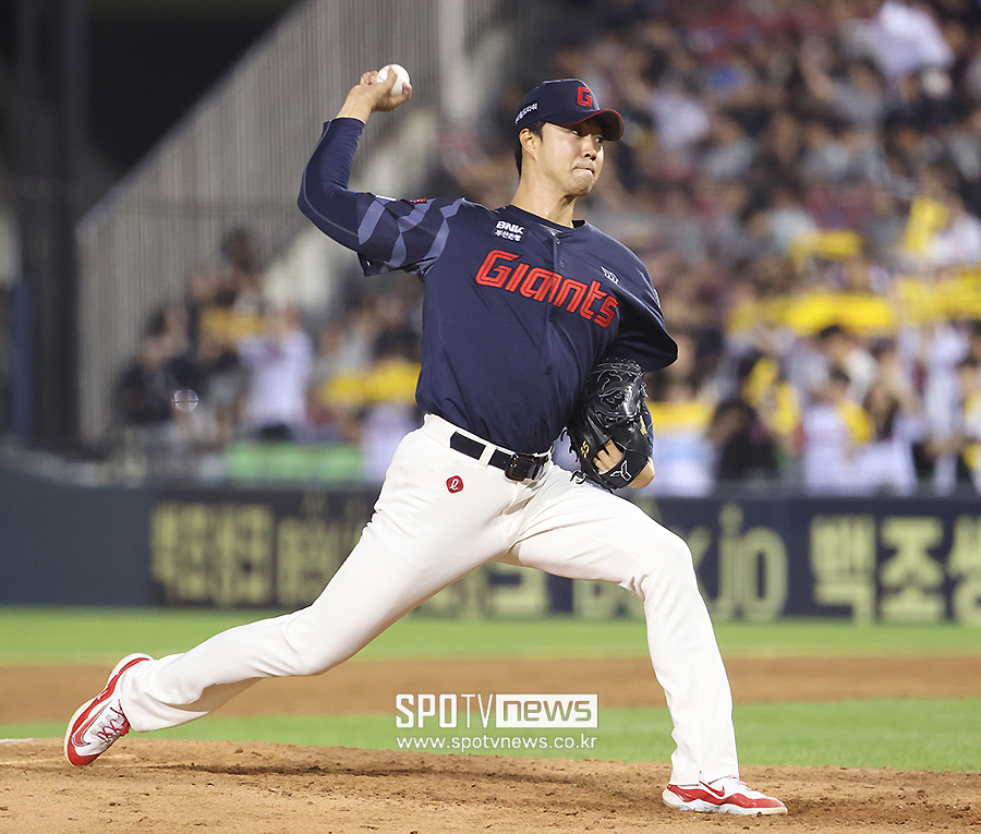 [포토S] 8회말 마운드 오른 윤성빈