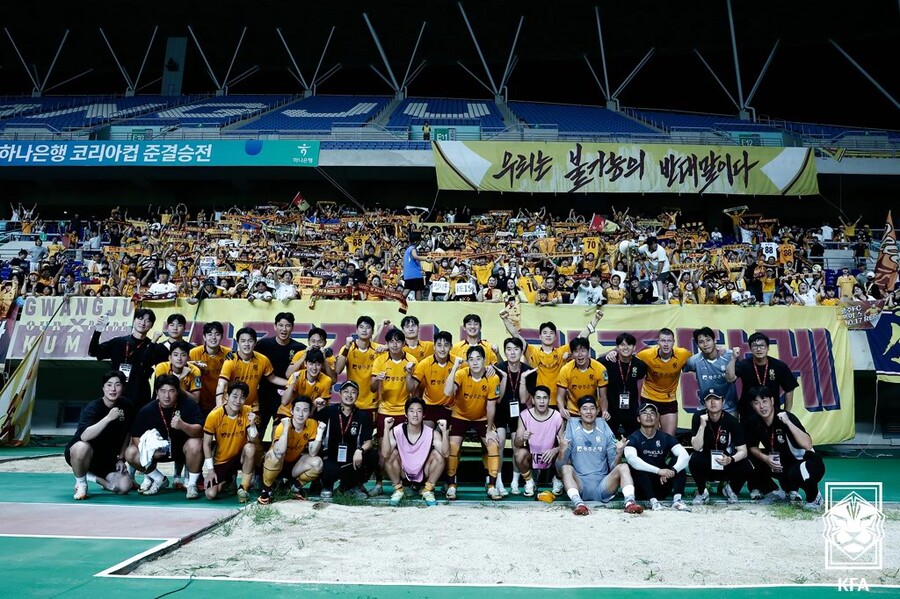 ▲ 20일 광주월드컵경기장에서 광주FC와 부천FC의 2025 하나은행 코리아컵 준결승 1차전이 열렸다. K리그2 소속으로 유일하게 4강에 오른 부천의 돌풍이 상당했으나 짜임새 있는 공격으로 K리그1에서도 경쟁력을 보여주는 광주가 확실히 우세했다. 광주는 2-0으로 1차전을 승리하며 결승행을 향한 기선을 제압했다. ⓒ 대한축구협회