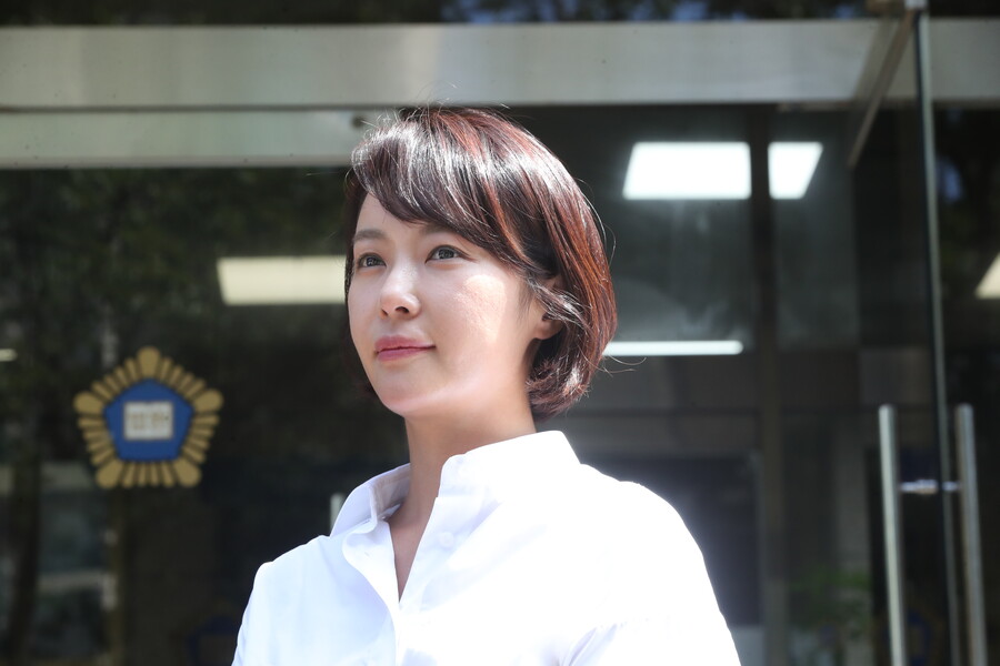 ▲ 회삿돈 43억 횡령 혐의 재판 선고 공판에 참석한 황정음.  ⓒ연합뉴스