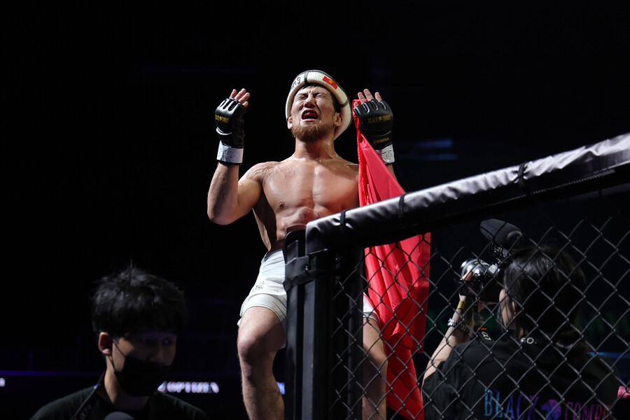 블랙컴뱃 김재웅 '울프킹'에게 KO당했지만 무효…화이트베어 최원준 은퇴 (종합)
