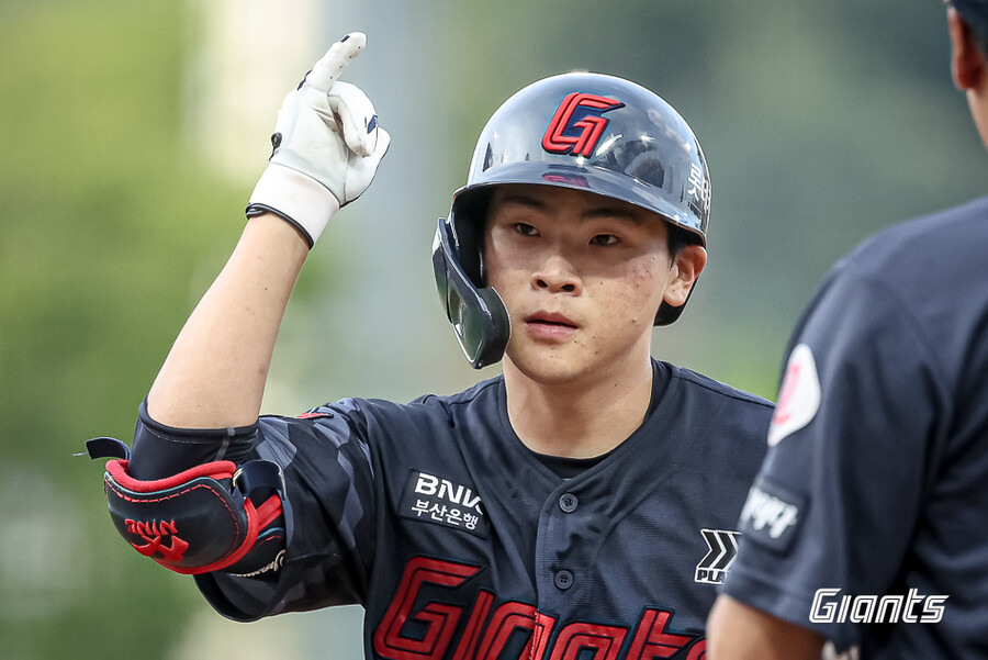 '불꽃야구' 연봉 3000만원 타자가 롯데 12연패 끊었다…드래프트 외면 당한 '숨은 보석' 발견한 구단의 미친 안목
