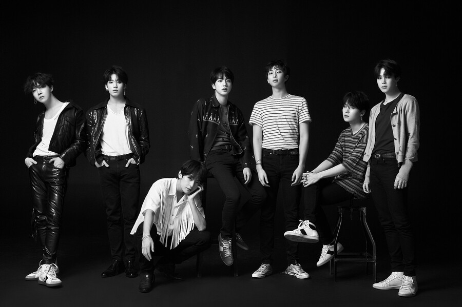 방탄소년단, 완전체 컴백 앞두고 경사…'페이크 러브', 스포티파이 10억 스트리밍 돌파