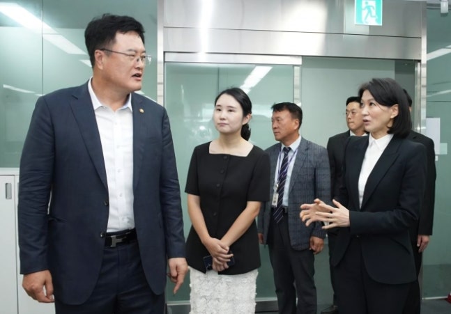 문체부 김대현 제2차관 스포츠윤리센터 방문…"체육인 인권침해, 무관용·일벌백계 대응"