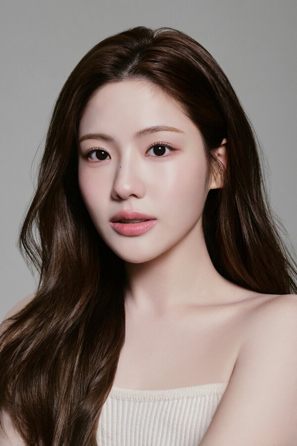 조아람,  우아함·청초함 공존하는 새 프로필 공개…독보적 아우라에 건강미소 한 스푼