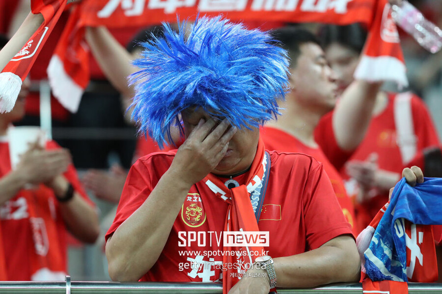 ▲ 중국 축구는 세계 무대 근처에 도달하지 못하는 현실을 재확인했다. 2026 국제축구연맹(FIFA) 북중미 월드컵 아시아지역 3차예선에서 일찍부터 길을 잃은 탓에 탈락했다. 6개국 중 4위까지만 들어도 본선 진출을 위한 생존 싸움을 계속 이어갈 수 있었는데, 중국은 한 수 아래로 여기던 인도네시아에도 밀리며 조 5위에 머물렀다.