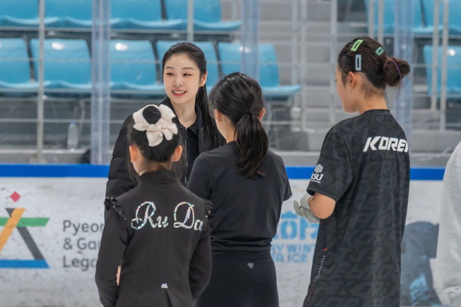플레이윈터 피겨 아카데미서 빙상수업 중인 김연아 ⓒ2018평창기념재단
