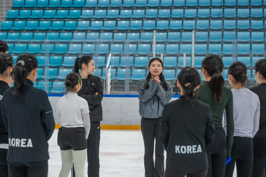 플레이윈터 피겨 아카데미서 빙상수업 중인 김연아와 前 피겨 국가대표 김해진 ⓒ2018평창기념재단
