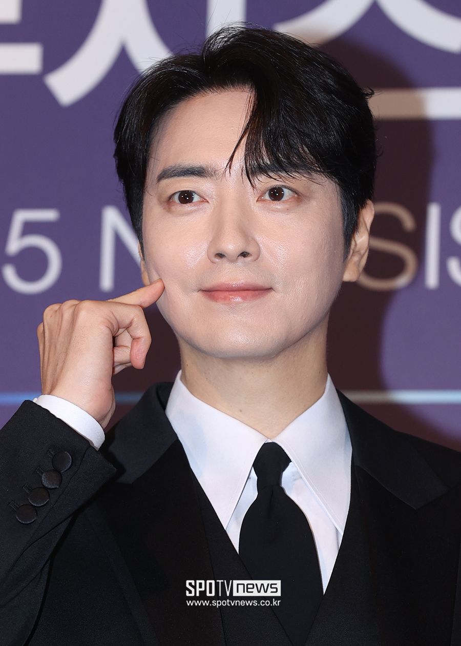 [포토S] 이준혁, '밀바엔의 볼 콕~'