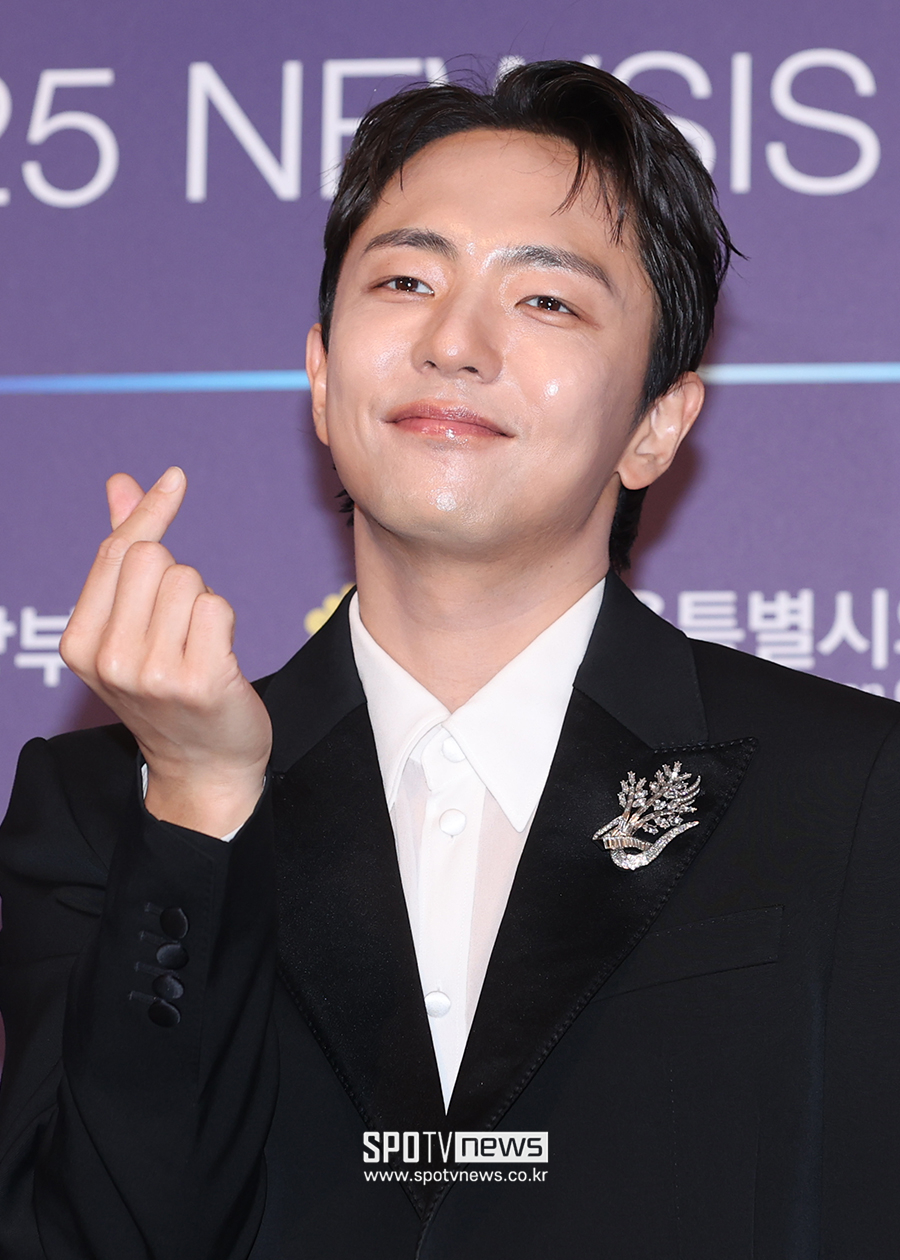 [포토S] 박천휴 작가, '하트 받으세요'