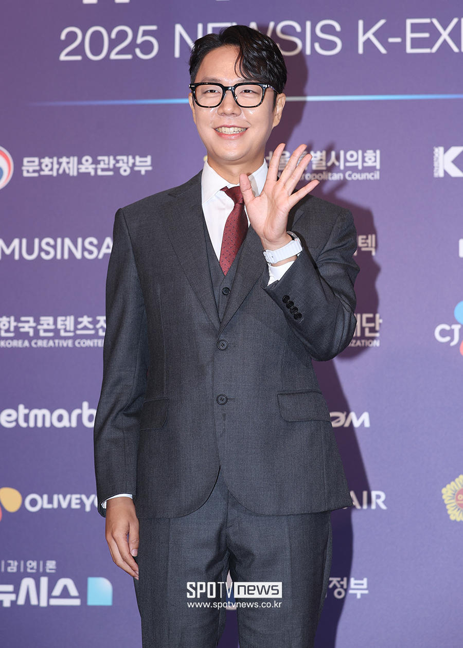 [포토S] 이낙준 작가, '미소와 함께'