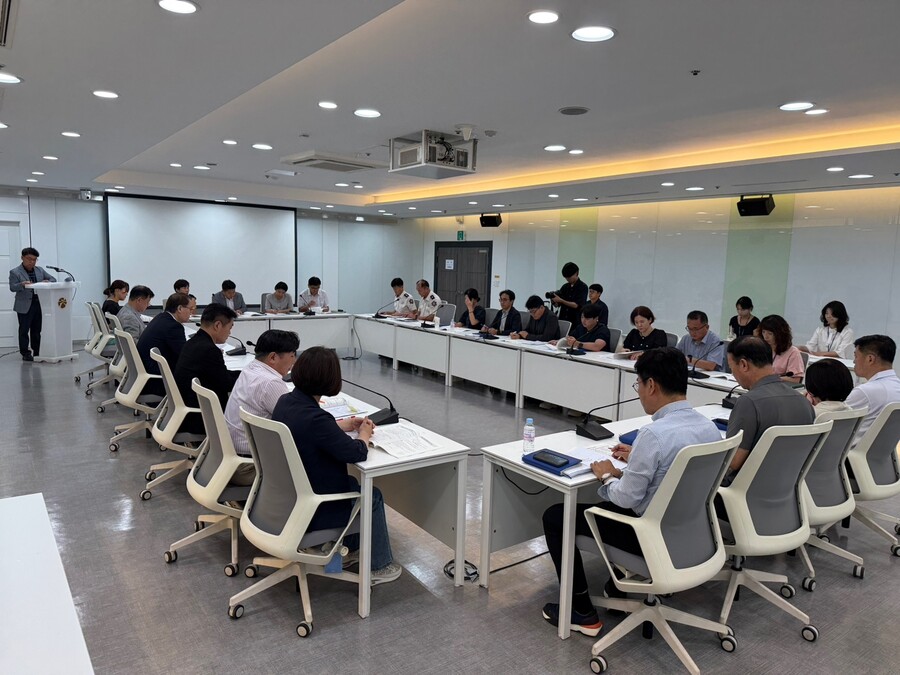 전체 회의를 통해 대회 상황을 체크하고 있는 조직위원회  ©광주광역시 