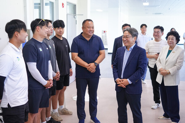 선수단을 격려하고 있는 강기정 시장  ©광주광역시 