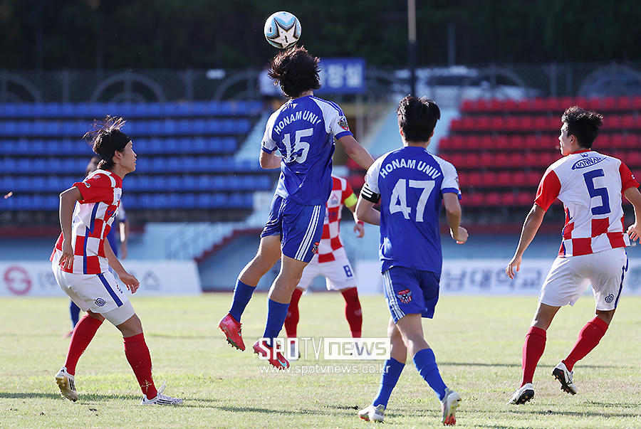 [포토S] 볼 걷어내는 호남대 오정진