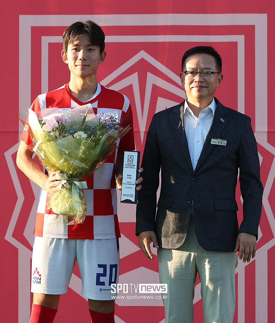 [포토S] 홍명보 수비상 수상한 한남대 김연수