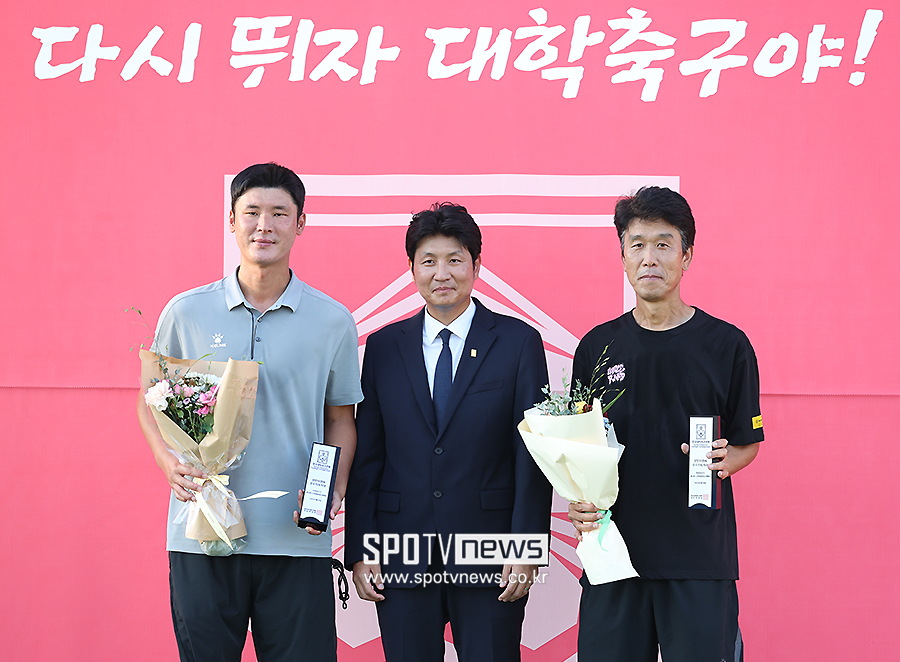 ▲ 호남대 박현범 코치 한국대학축구연맹 박준호 부회장 호남대 김인수 감독 ⓒ곽혜미 기자