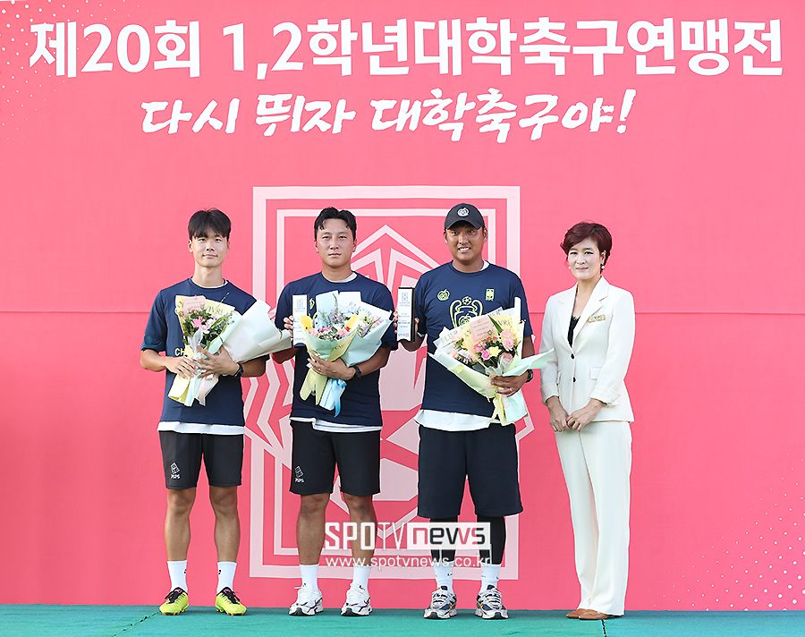 ▲ 한남대 박규선 감독 김평진 코치 차원호 GK코치 한국대학축구연맹 이보애 부회장 ⓒ곽혜미 기자