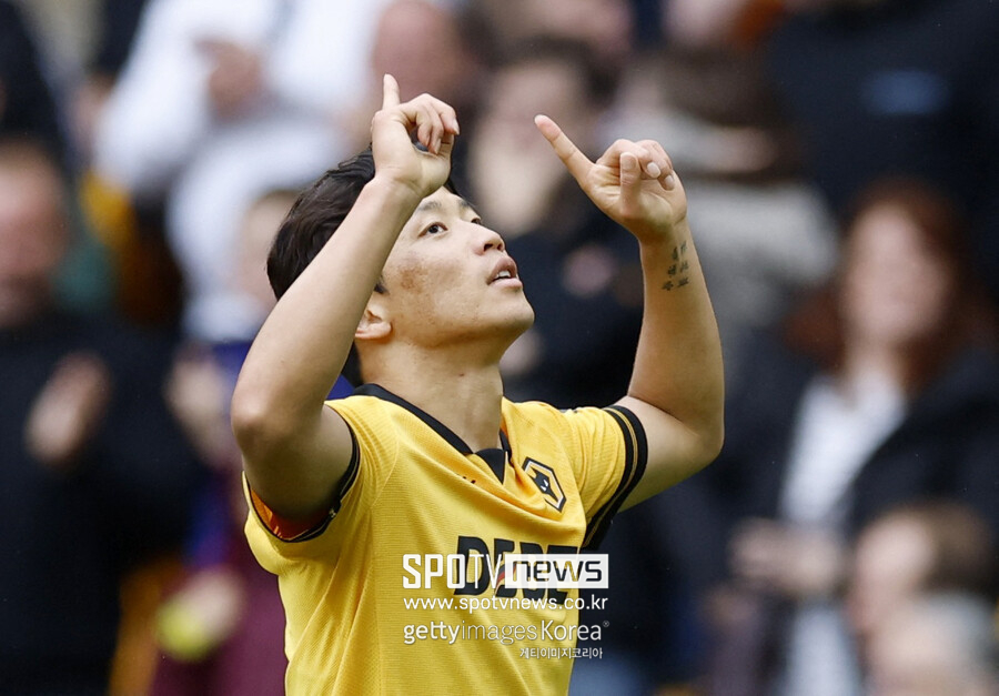 '조부상 슬픔 → 하늘로 전한 부활포' 황희찬, 243일 만에 EPL 골…울버햄튼은 에버턴에 2-3 패배