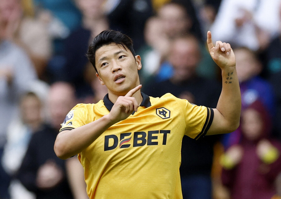 ▲ 울버햄튼에서 미래가 불투명했지만, 황희찬과 함께하기로 했다. 황희찬의 이적을 막은 배경에는 구단의 우려가 있었다. 올여름 마테우스 쿠냐, 파블로 사라비아, 곤살로 게데스 등이 이적하며 공격 자원에 공백이 생겨 황희찬을 다시 믿어보기로 했다. ⓒ 연합뉴스/REUTERS