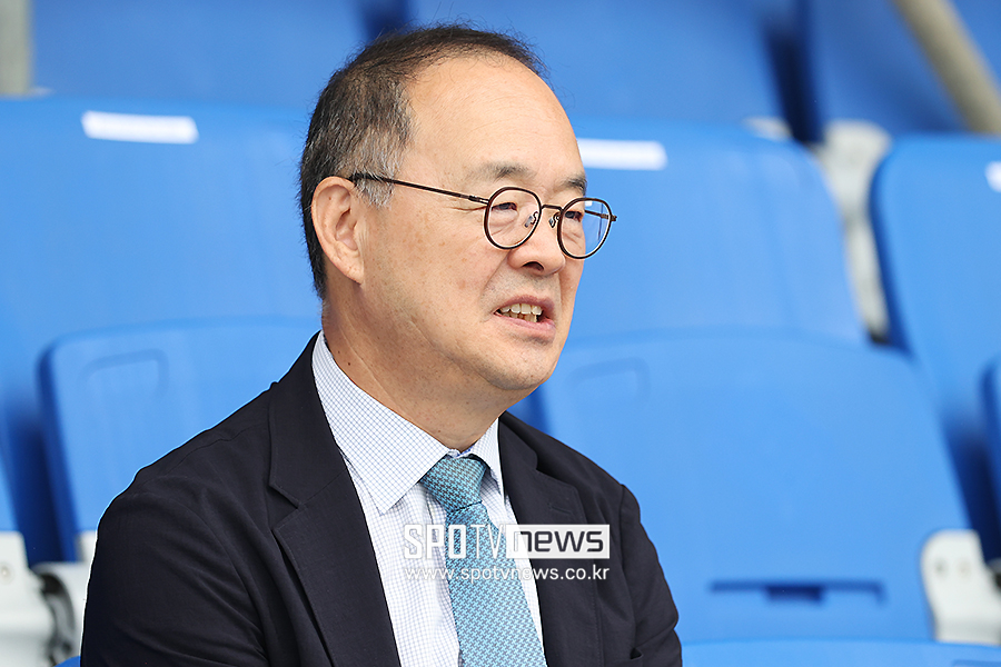 [포토S] 대학 축구 지켜보는 이용수 부회장