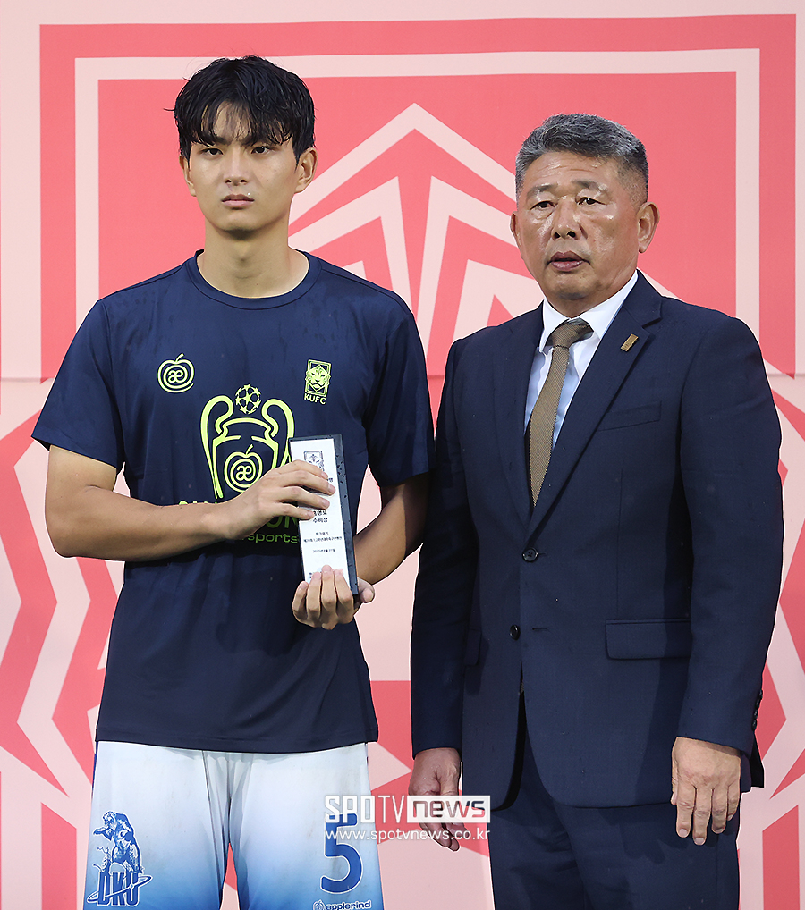 [포토S] 홍명보 수비상 수상한 단국대 김민준