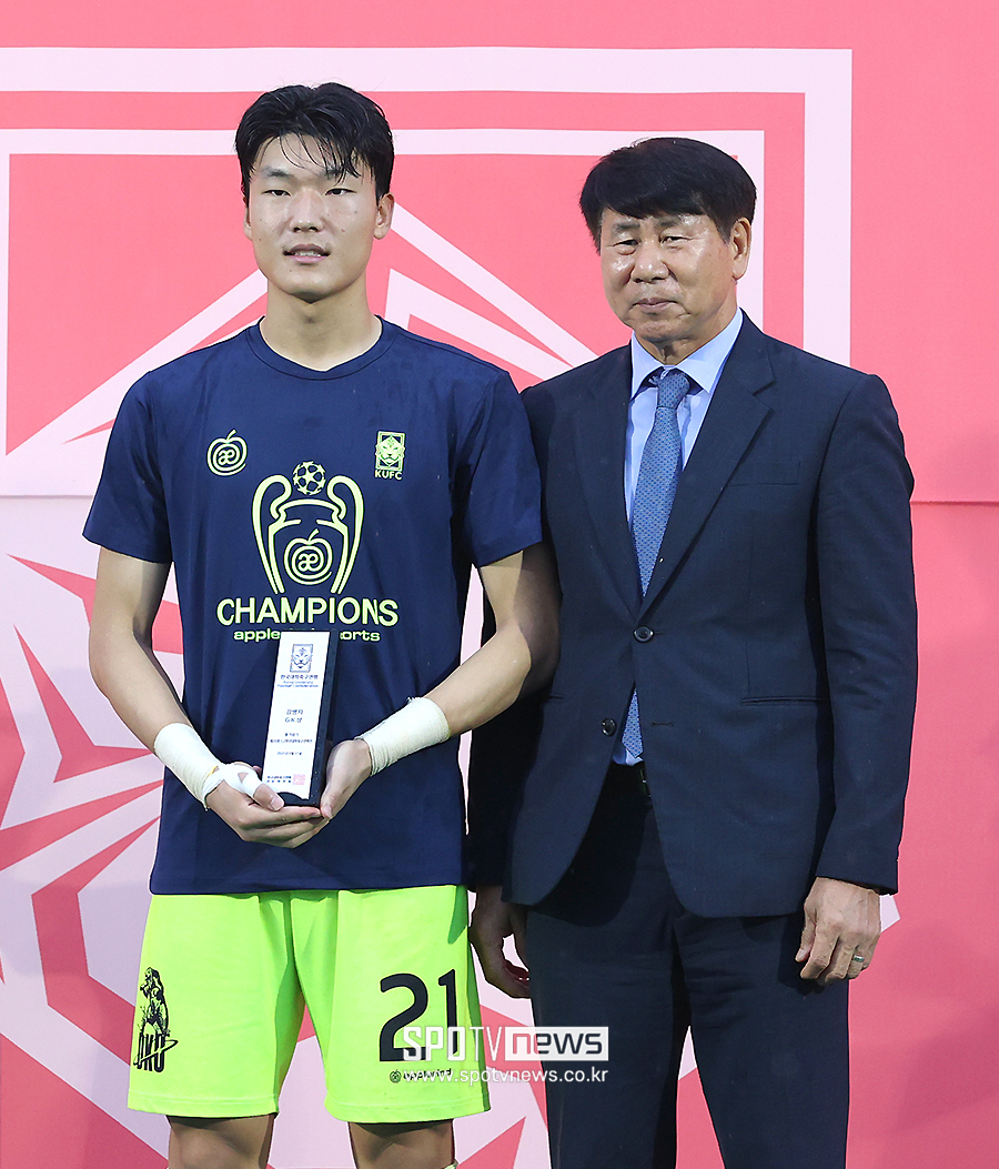 [포토S] 김병지 GK상 수상한 단국대 강태웅