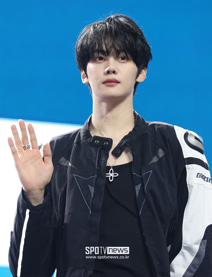 [포토S] 제로베이스원 김규빈, 멋진 손인사