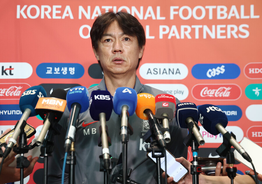 손흥민, 한국 대표팀 주장 완장 내려놓나...홍명보 감독, 주장 교체 의지 충분했다 "나도 2002 월드컵 때 주장, 어려움 잘 알아"[일문일답]