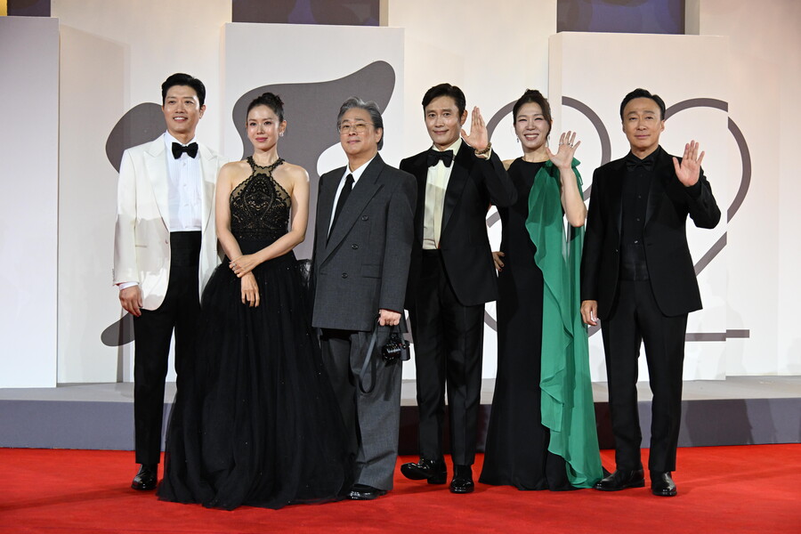 '어쩔수가없다', 베니스국제영화제 반응 폭발 "매혹적인 블랙 코미디"