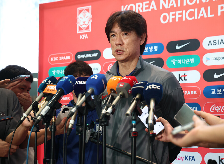 '韓 축구 핵심' 이강인-김민재도 강하게 키운다! 홍명보 감독 "스스로 기회 잡아야, 노력 많이 해주길" 분발 촉구