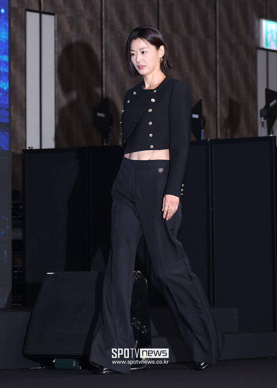[포토S] 전지현, '복근 뽐내며 등장'