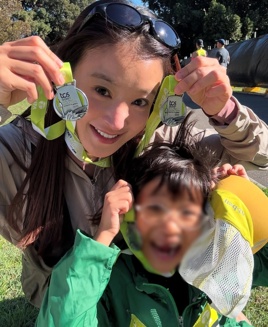 '임신 8개월' 이시영, 子 손잡고 완주 성공…"세 가족 첫 동반 마라톤"