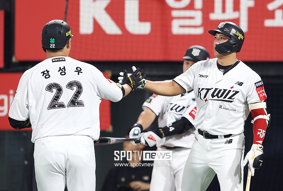 [포토S] 황재균 축하 받는 장성우