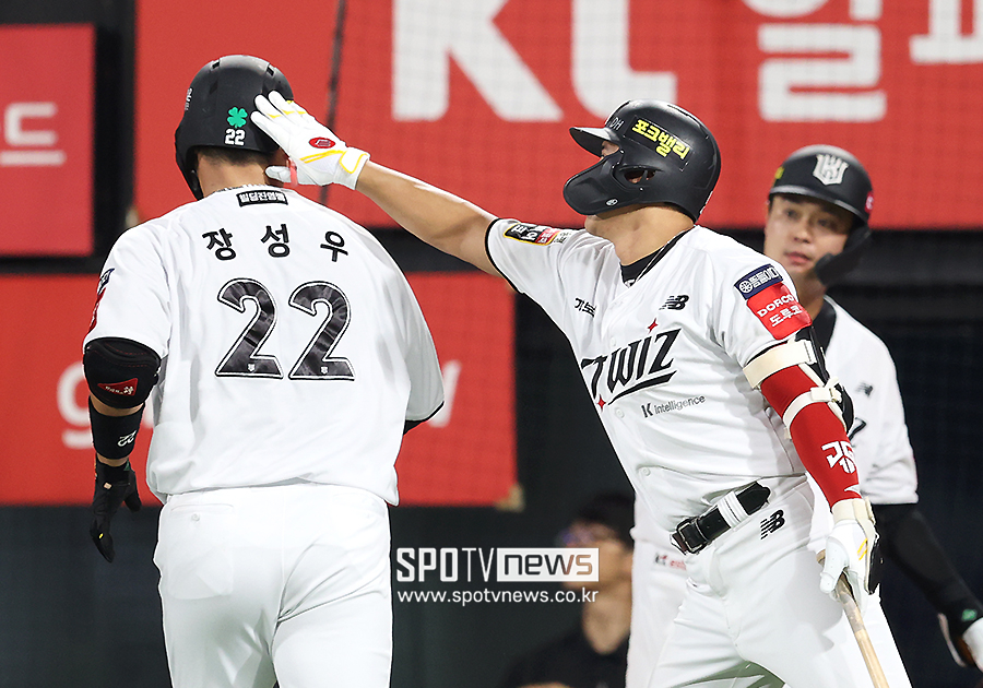 [포토S] 황재균, '홈런 날린 장성우 머리를 톡'