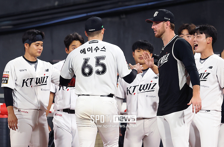 [포토S] 축하 받는 헤이수스