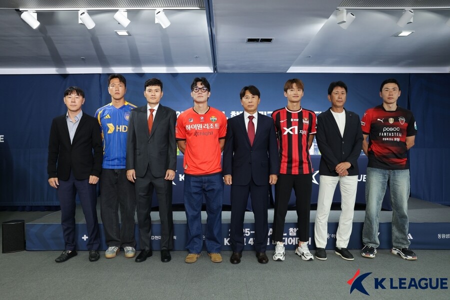 ▲ 프로축구 K리그1 울산HD, 포항 스틸러스, 강원FC, FC서울 감독과 선수들이 2025-26시즌 아시아축구연맹(AFC) 챔피언스리그(ACL)를 앞두고 출사표를 던졌다. 이제 K리그 4룡들은 우승보다 조별리그 생존에 목표를 두기 시작했다. ⓒ한국프로축구연맹