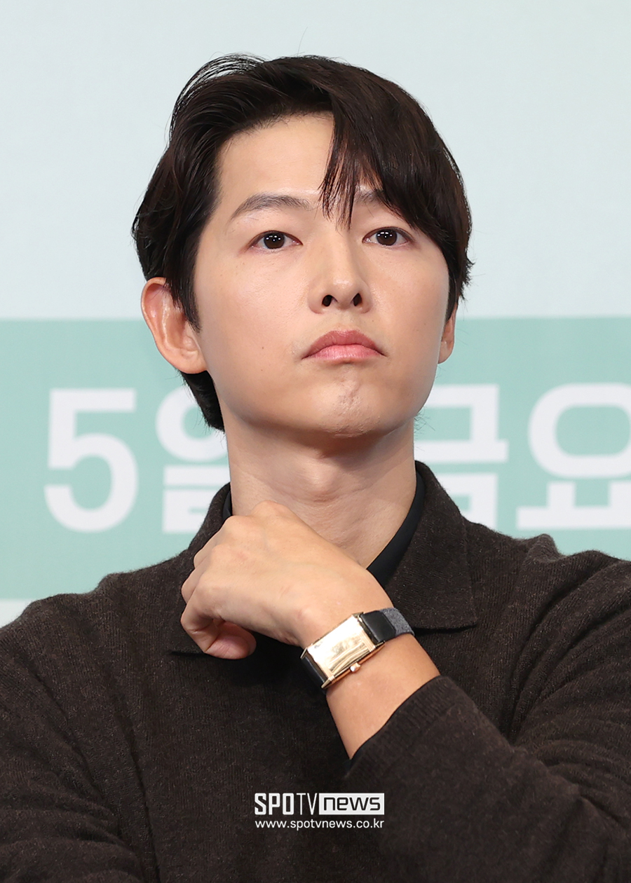 [포토S] 취재진 바라보는 송중기