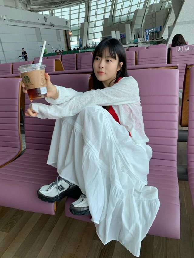 민도희, 공항 의자에 신발 턱…"부주의한 행동, 깊이 반성하고 있다"
